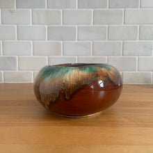 Load image into Gallery viewer, Vintage glossy aurora drip glaze oval ceramic planter. Crafted by Robinson Ransbottom Pottery Co., USA, 1960s. A beautiful piece to add to your art pottery collection and plant up your favourite succulents or houseplant!
In excellent condition, no chips/cracks/repairs. Maker's marks.
Measures 9 x 5 3/4 x 2 3/4 inches