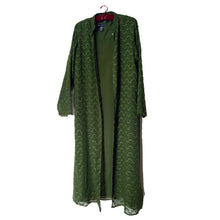 Load image into Gallery viewer, Vintage boho style mid-length avocado green wavy chiffon Kaftan top buttoned coat dress with nehru collar, slide slits and complimentary slip dress, size 14. Both pieces are 100% polyester. Crafted by Mlll Gabrielle, Bangladesh, 1980s.
In excellent condition, no tears/stains.
Size 14
Measurements
Shoulders 14 3/4 inches
Bust 21 inches
Waist 23 1/2
Hip 26 1/2 inches
Length 53 inches