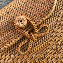 Load image into Gallery viewer, Lovely lightweight natural eastern Bali Ata Grass cross-body purse with loop closure, leather strap and cotton lining. Handcrafted by artisans using time-honoured techniques for Maker's Supply in Indonesia. Perfect for spring and summer, it adds a touch of casual sophistication to any feminine wardrobe.
The lining may have a water stain, but otherwise the purse is like-new and includes the original tags.
Measures 8 3/4 x 3 1/4 x 6 inches (28 inches with strap)