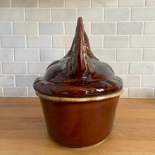 Load image into Gallery viewer, Vintage brown drip glaze hen-on-nest oven-proof casserole dish. Crafted by Hull Pottery, USA, 1960s. What a fabulous way to prepare and serve your favourite casserole!
In excellent condition, no chips/cracks/repairs. Maker's marks.
Measures 10 x 7 1/2 x 9 3/4 inches