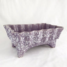 Load image into Gallery viewer, This gorgeous vintage retro lilac purple and white splatter glazed footed ceramic planter features a sawtooth edge (shape 5001). Crafted by USA Pottery, circa 1950s. What can we say, it's absolutely fabulous and any floral arrangement would be fortunate to find itself on display in this vessel! In excellent condition, free from chips/cracks/repairs. Measures approximately 7 7/8 x 5 3/8 x 3 1/4 inches