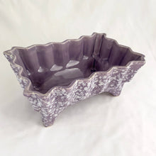 Load image into Gallery viewer, This gorgeous vintage retro lilac purple and white splatter glazed footed ceramic planter features a sawtooth edge (shape 5001). Crafted by USA Pottery, circa 1950s. What can we say, it's absolutely fabulous and any floral arrangement would be fortunate to find itself on display in this vessel! In excellent condition, free from chips/cracks/repairs. Measures approximately 7 7/8 x 5 3/8 x 3 1/4 inches