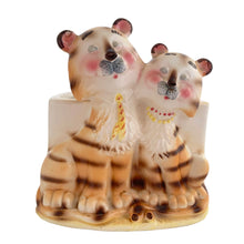 Load image into Gallery viewer, Kitschy vintage mid-century ceramic planter featuring an orange tabby cat couple. Crafted by Inarco, Japan, circa 1950s. In excellent condition, free from chips/cracks/repairs. Marked on the base with Inarco's logo and "E-3259". Measures 4 7/8 x 4 x 5 1/2 inches