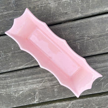 Load image into Gallery viewer, Vintage Art Deco style pink speckled rectangular stoneware planter featuring a wave pattern and flared scalloped edge. Crafted by Hull Pottery, circa 1950s. Your succulents new home!
In good vintage condition, chip to one of the points, no cracks.
Measures 12 1/8 x 4 1/2 x 3 inches