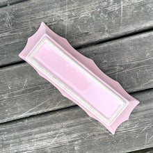Load image into Gallery viewer, Vintage Art Deco style pink speckled rectangular stoneware planter featuring a wave pattern and flared scalloped edge. Crafted by Hull Pottery, circa 1950s. Your succulents new home!
In good vintage condition, chip to one of the points, no cracks.
Measures 12 1/8 x 4 1/2 x 3 inches