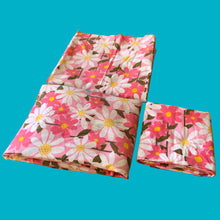 Load image into Gallery viewer, Lovely vintage twin size 100% cotton sheet set features raspberry pink and white daisy flowers on a pales pink ground. Made in Canada, 1970s. A beautiful way to add charm to your bedroom decor or repurpose for crafting!
Excellent used condition, colours are vibrant, no stains or tears.
Set includes
1 Flat Sheet, 72 x 90 inches
1 fitted sheet, twin mattress
1 pillowcase, 30 x 20 1/4 inches