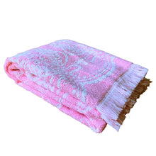 Load image into Gallery viewer, Vintage Royal Family pink and white floral reversible cotton terrycloth bath towel with fringed edge. Crafted by Cannon, USA, 1970s. A lovely addition to your bath collection.
In excellent condition, no tears/stains. Appears unused.
Measures 24/12 x 44 1/2 inches