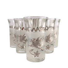 Load image into Gallery viewer, Fabulous vintage mid-century modern shot glass decorated with silver birds and botanicals. Crafted by Libbey Glass, 1950/60s. A great addition to your barware collection!
In used vintage condition, free from chips, minor wear (see photos).
Measure 3 inches
Capacity 1 ounce