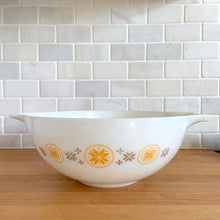 Load image into Gallery viewer, Vintage Town and Country 444 Cinderella mixing bowl featuring a rustic star quilt pattern in brown and orange. Crafted by PYREX, USA, 1963 - 1964. A true kitchen classic!
In excellent vintage condition, no chips and shiny.
Measures 13 x 4 1/2 inches
Capacity 4 quarts