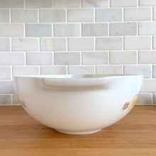 Load image into Gallery viewer, Vintage Town and Country 444 Cinderella mixing bowl featuring a rustic star quilt pattern in brown and orange. Crafted by PYREX, USA, 1963 - 1964. A true kitchen classic!
In excellent vintage condition, no chips and shiny.
Measures 13 x 4 1/2 inches
Capacity 4 quarts