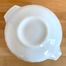 Load image into Gallery viewer, Vintage Town and Country 444 Cinderella mixing bowl featuring a rustic star quilt pattern in brown and orange. Crafted by PYREX, USA, 1963 - 1964. A true kitchen classic!
In excellent vintage condition, no chips and shiny.
Measures 13 x 4 1/2 inches
Capacity 4 quarts