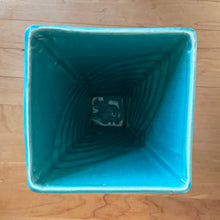 Load image into Gallery viewer, Overhead view of vase rim