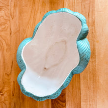 Load image into Gallery viewer, RARE FIND!
Stunning vintage mid-century era art deco Elegance line footed planter resembling a curled waves or shell, glazed with a luminous turquoise, shape 1418. Crafted by Shawnee Pottery, USA, 1950s. A gorgeous must-have for any Shawnee or planter collector!
In excellent condition, no chips/cracks/repairs.
Measures 8 x 5 3/4 x 4 1/2 inches