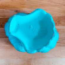 Load image into Gallery viewer, Jacks Daughter of All Trades Vintage Antique Mid-Century Kitsch Store Shop Reseller Etsy Shopify Toronto Canada Free Porch Pick Up Local Delivery Worldwide Shipping Judy Weinberg Unique Housewarming Gift Sustainable Gift Wedding Gift Home Decor Collectible Collector Gift Farmhouse Cottagecore Cottage Lodge Shabby Chic Industrial Hollywood Regency Art Deco RARE Elegance line footed planter curled waves shell luminous turquoise glaze shape 1418 Shawnee Pottery USA 1950s