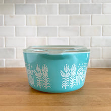 Load image into Gallery viewer, Vintage Turquoise PYREX Butterprint Casserole Dish with Lid | 1 Qt, Model 473, 1950/60s USA