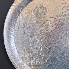 Load image into Gallery viewer, Vintage Rodney Kent line Tulip round serving tray with ruffled edge and clear plastic dome (shape 402). Crafted by Krischer Metal Products Co., USA, 1950s. Aluminum ware was all the rage in the mid-century era.
In great vintage condition.
Tray measures 15 inches
Comes with a plastic dome (not pictured).