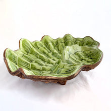 Load image into Gallery viewer, Vintage mid-century figural ceramic green clamshell chip and dip bowl. Crafted by Treasure Craft, USA, circa 1950s. Perfect for entertaining with an nautical or tiki theme!
In very good vintage condition with minor chip to the foot (see photos).
Measures approximately 12 1/2 x 11 x 5 inches