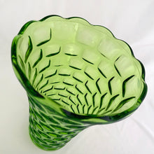 Load image into Gallery viewer, A vintage luminous emerald green glass flower vase in the "Colonial Yorktown" pattern with scalloped edge. Produced by the made by the Federal Glass Co., circa 1960. In excellent condition, no chips or cracks. Size: 6-1/8" x 8-1/4"