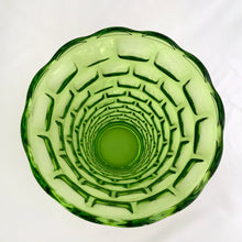 Load image into Gallery viewer, A vintage luminous emerald green glass flower vase in the "Colonial Yorktown" pattern with scalloped edge. Produced by the made by the Federal Glass Co., circa 1960. In excellent condition, no chips or cracks. Size: 6-1/8" x 8-1/4"