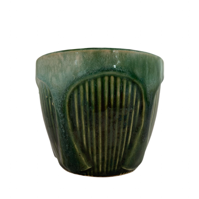 Vintage art deco dark green drip glazed ceramic pottery planter jardiniere featuring an embossed gothic design. Crafted by Robinson Ransbottom Pottery Co., USA, 1930s. A beautiful piece of pottery to add to your collection!

In excellent condition, no chips/cracks/repairs. Marker's mark on bottom.

Measures 5 1/4 x 4 1/4 inches