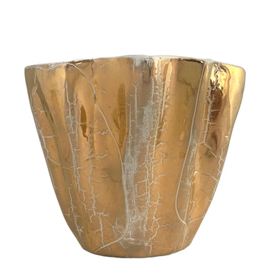 Striking vintage Hollywood Regency era 22kt gold crackle glazed free-form ceramic planter, G204. Crafted by L. Bertsch, 1960s. A gorgeous addition to your lux planter collection and decor!

In excellent vintage condition, no chips/cracks/repairs. Maker's mark.

Measures 6 1/4 x 5 1/4 x 4 7/8 inches