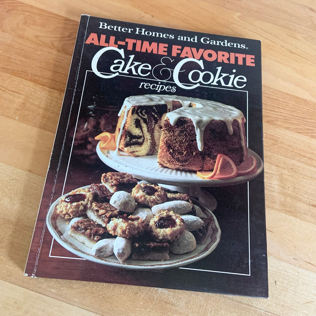 Better Homes and Gardens is known for its fabulous cookbooks. This hardcover cookbook focuses on All-Time Favourite Cake & Cookie Recipes. Its 96 pages are filled with amazing  recipes along with many colour photographs. Originally published by Meredith Corporation, USA, 1980. This is the first edition printing.   In great vintage condition with normal age-related yellowing.   