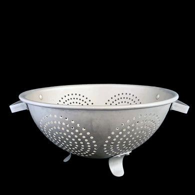 Vintage aluminum tri-footed and handled colander featuring a series of radiant circles of straining holes.

In good vintage condition.

Measures 10 1/2 x 4 1/2 inches