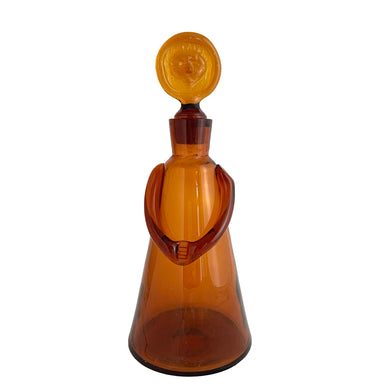 Vintage hand blown amber glass People decanter or carafe. This rustic sculptural human-like figure features a distinctive stamped face stopper and applied arms. Designed by artist Erik Höglund for Boda Glassworks, Sweden, 1950s. A classic piece of Swedish art glass to add whimsy to your barware and decor.

In excellent condition, no chips. Typical bubbles. Model number marked on the bottom H289

Measures 4 3/4 x 11 5/8 inches