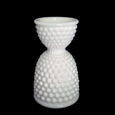 Vintage mid-century era white milk glass American Hobnail double ended egg cup, accommodates both chicken and duck eggs. Crafted by Westmoreland Glass, USA, circa 1950s. Such a pretty vessel for your breakfast table.

In excellent condition, no chips/cracks.

Measures 2 3/4 x 4 1/2 inches