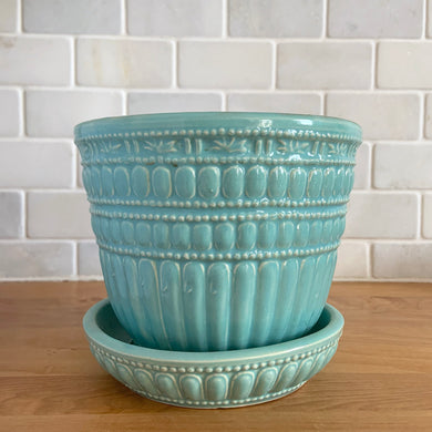 Striking vintage gloss aqua beaded planter pot with attached saucer. Crafted by McCoy Pottery, 1961. This rare planter is must for any McCoy art pottery collector!

In excellent vintage condition, no chips/cracks/repairs. Age-related crazing. Maker's mark on the bottom.

Measures 6 1/8 x 5 1/4 inches