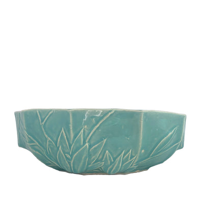 Vintage Art Deco gloss aqua lotus centrepiece console bowl. Crafted by Nelson McCoy Pottery, 1940s. This rare piece is must for any Nelson McCoy art pottery collector!

In excellent vintage condition, no chips/cracks/repairs. Maker's mark.

Measures 8 3/4 x 5 1/4 x 2 3/4 inches
