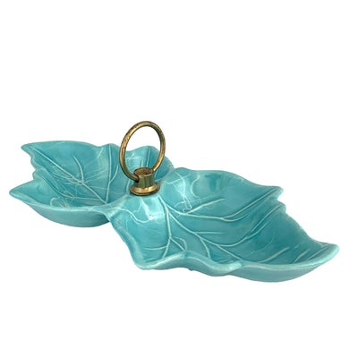 Vintage mid-century era aqua maple leaf 2-part divided candy dish with brass ring handle. Crafted by California Pottery, USA, 1950s. A lovely serving piece for nuts, candies....whatever you fancy!

In excellent condition, no chips/cracks/repairs.

Measures 11 1/4 x 5 3/8 x 1 1/2 inches (3 5/8 inches with handle)