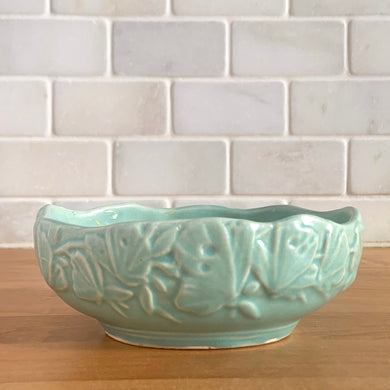 Vintage Art Deco matte aqua glazed Butterfly Line console bowl. Crafted by Nelson McCoy Pottery, early 1940s. This rare piece is must for any McCoy art pottery collector!

In excellent vintage condition, no chips/cracks/repairs. Unmarked.

Measures 10 1/4 x 8 1/8 x 6 1/2 inches