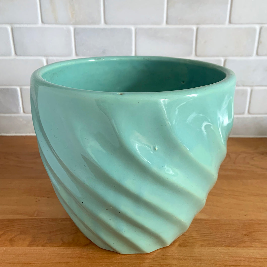 Vintage aqua round swirl ceramic stoneware planter featuring. Crafted by Robinson Ransbottom Pottery Co., USA, 1950s. A beautiful piece to add to your art pottery collection and plant up your favourite plants!

In excellent condition, no chips/cracks/repairs. Manufacturer's glaze pops. Maker's marks.

Measures 7 3/8 x 6 5/8 inches