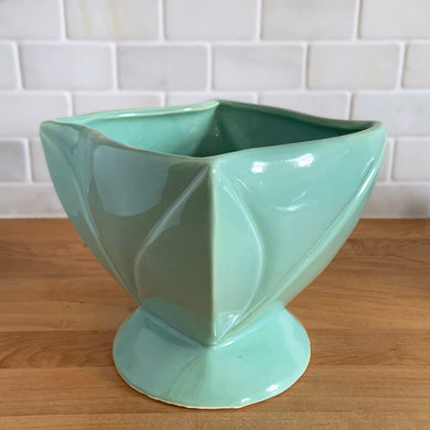 Vintage aqua twisted square footed ceramic jardiniere planter 1240/65. Crafted by Robinson Ransbottom Pottery Co., USA, 1940s. A beautiful home for your favourite houseplant and a wonderful addition to your art pottery collection!

In excellent condition, no chips/cracks/repairs. Typical age-related crazing and manufacturer's glaze pops.

Measures 6 1/2 x 6 1/2 x 6 1/8 inches