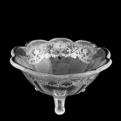 Vintage art deco round clear glass tri-footed bowl featuring silver overlay floral urns with scalloped rim. Glass blank unknown and silver overlay by Silver City, USA, 1940s. A lovely piece for candies, snacks or trinkets.


In excellent condition, no chips.

Measures 5 3/8 x 2 3/4 inches