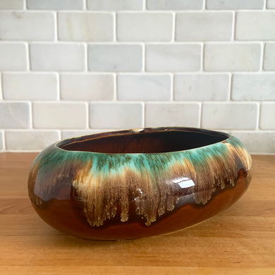 Vintage glossy aurora drip glaze oval ceramic planter. Crafted by Robinson Ransbottom Pottery Co., USA, 1960s. A beautiful piece to add to your art pottery collection and plant up your favourite succulents or houseplant!

In excellent condition, no chips/cracks/repairs. Maker's marks.

Measures 9 x 5 3/4 x 2 3/4 inches