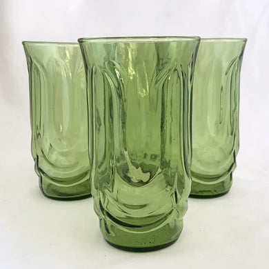 Add some retro style to your drinkware with the set of 4 vintage 