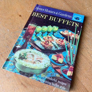 Better Homes and Gardens is known for its fabulous cookbooks. This hardcover cookbook focuses on Best Buffet recipes. Its 60 pages are filled with amazing  recipes along with many colour photographs. Originally published by Meredith Corporation, USA, 1963. This is the first edition.  In great vintage condition with normal age-related yellowing.   