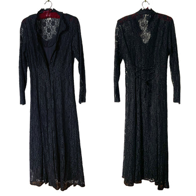 Vintage gothic boho style mid-length black floral lace Kaftan buttoned coat dress with lace up cinching tie at the back and slip dress, size 11. Lace dress is 60% nylon, 40%rayon. Slip is 100% polyester. Crafted by Dawn Joy Fashions, USA, 1980s.

In excellent condition, no tears/stains.

Size 11

Measurements
Shoulders 17 inches
Bust 17 inches
Waist 16
Hip 20 inches
Length 50 1/2 inches