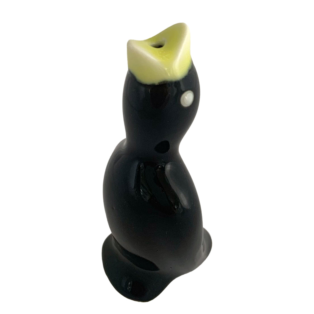 Vintage ceramic black pie bird with a yellow beak and eyes. Crafted by Norpro, Taiwan, 1980s. An essential accessory for the pie baker that allows steam to vent while a pie is baking to help prevent the fruit from bubbling over.  In excellent condition, no chips.  Measures 1 3/4 x 1 3/4 x 3 7/8 inches