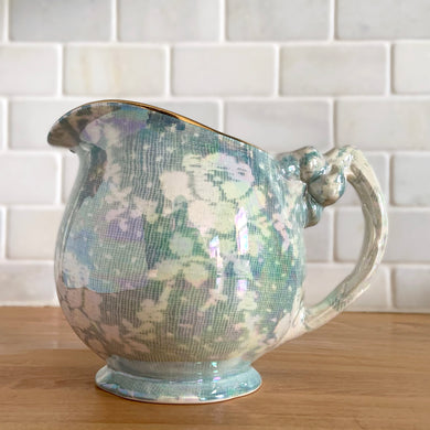 Beautiful vintage iridescent blue Brocade bone china milk or cream pitcher jug, rimmed in gold gilt. Crafted by Royal Winton Grimwades, England, between 1934 - 1950. A stunning example of Chintz and cottage and shabby chic style!

In great vintage condition, no chips/cracks/repairs, age-related crazing, minor wear to the gold rim, see photos.

Measures 6 1/4 x 4 x 4 3/4 inches
