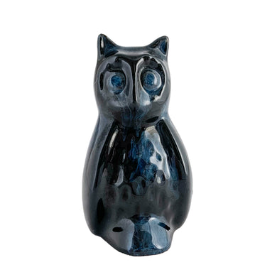 As the saying goes, good things come in small packages! This sweet vintage redware pottery owl is finished in blue drip glaze. Crafted by Blue Mountain Pottery Canada, circa 1970s. This piece would be perfect as an accessory in any room or would suite any decor style.  Excellent condition, no chips or cracks. Original sticker present.  Measures 3 1/8 inches tall