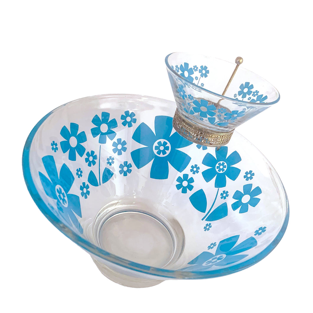 Holy flower power! This mid-century era vintage glass chip and dip set features a pattern of graphic blue daisies. Crafted by Anchor Hocking, USA, 1960s. Fill it with chips and dip, tortillas and salsa or salad and dressing. This set is the perfect serving piece to brighten up your next party, movie night, game night or get-together.  The glass is in excellent overall condition, no chips and only minor wear.  Large bowl measures 10 3/4 x 5 7/8 inches  Small bowl measures 5 1/8 x 2 1/2 inches