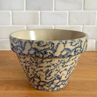Vintage blue spongeware ceramic stoneware 6 inch mixing bowl or planter. Crafted by Robinson Ransbottom Pottery Co. 1990s. The impeccable quality of this stoneware will stand the test of time. A beautiful way to add charm your farmhouse or cottage kitchen and decor!

In excellent like-new condition, no chips/cracks/repairs. Maker's marks on the bottom.

Measures 6 1/8 x 4 inches