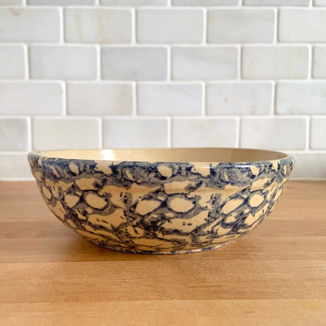 Vintage blue spongeware individual stoneware salad bowl with rolled edge. Crafted by Robinson Ransbottom Pottery Co., USA, 1990s. A beautiful piece to add to your farmhouse pottery collection!

In excellent condition, no chips/cracks/repairs. Maker's marks.

Measures 6 7/8 x 2 1/8 inches