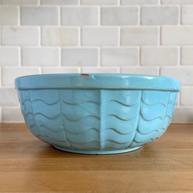 Vintage blue ceramic mixing bowl 308, with an exterior pattern of horizontal waves. Crafted by Robinson Ransbottom Pottery Co., USA, 1960s. A beautiful piece to add to your art pottery collection!

In as found condition, chips to the rim and foot, no cracks/repairs, manufacturer's glaze pops and age-related crazing. Maker's marks, number 308.

Measures 8 3/4 x 3 1/2 inches