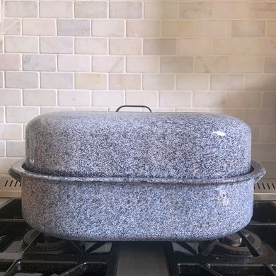 Vintage blue white speckled enamel graniteware lidded oval shaped roasting pan. Perfect for roasting all types of meats and vegetables. We also use these versatile pieces as outdoor planters!  In vintage condition, see photos.  19 x 12 x 9 inches (incl. handles)