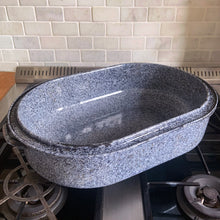 Load image into Gallery viewer, Vintage blue white speckled enamel graniteware lidded oval shaped roasting pan. Perfect for roasting all types of meats and vegetables. We also use these versatile pieces as outdoor garden planters!  In vintage condition, see photos.  19 x 12 x 9 inches (incl. handles)
