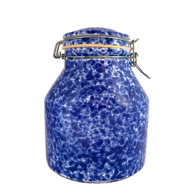Charming vintage blue and white spongeware ceramic storage canister with bail wire closure. Designed exclusively for Pier 1 Imports and made in Italy. This canister is both functional and decorative, making it a practical addition your kitchen or laundry decor!

In excellent condition, no chips/cracks/repairs.

Measures 6 x 8 inches